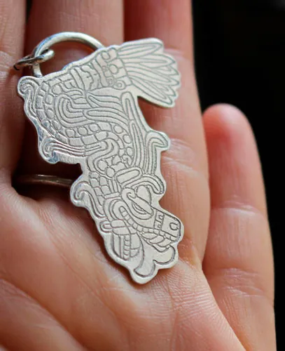 Serpiente emplumada, dije Quetzalcóatl dios azteca en plata