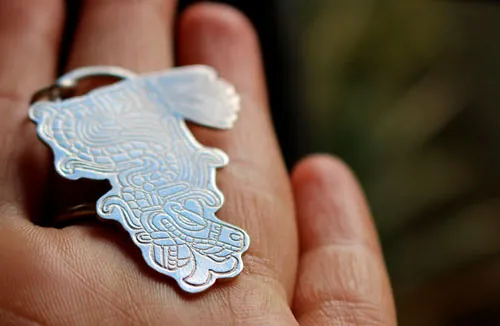 Serpiente emplumada, dije Quetzalcóatl dios azteca en plata