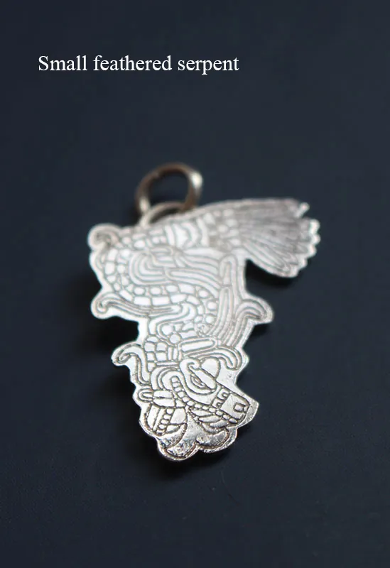 Serpiente emplumada, dije Quetzalcóatl dios azteca en plata