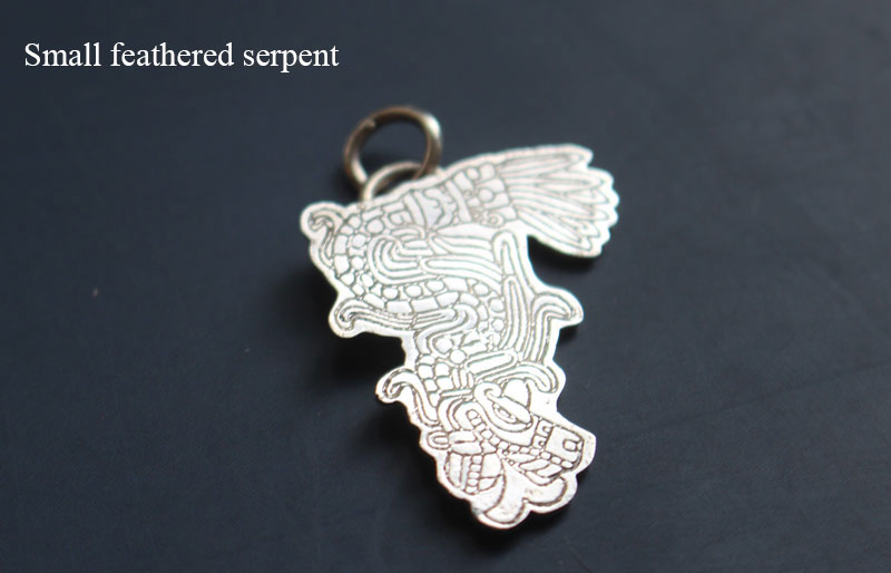 Serpiente emplumada, dije Quetzalcóatl dios azteca en plata