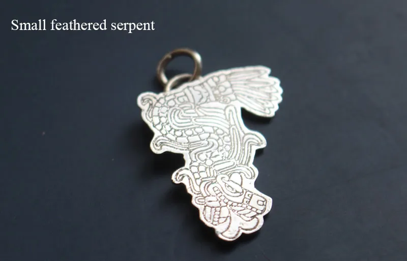 Serpiente emplumada, dije Quetzalcóatl dios azteca en plata