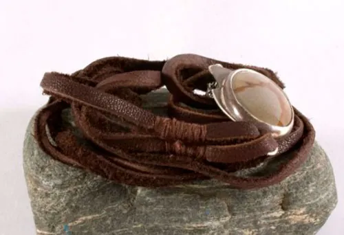 Shandar, pulsera desierto en plata, cuero y jaspe paisaje