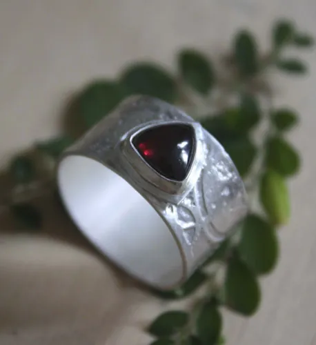 Sherlock Holmes, anillo engranajes neo-victoriano steampunk en plata y granate