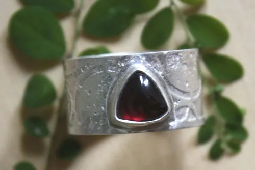 Sherlock Holmes, anillo engranajes neo-victoriano steampunk en plata y granate