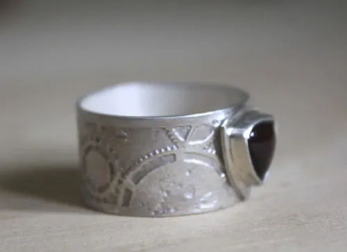 Sherlock Holmes, anillo engranajes neo-victoriano steampunk en plata y granate