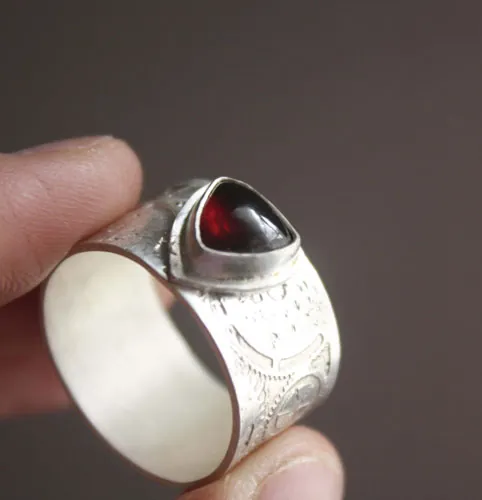 Sherlock Holmes, anillo engranajes neo-victoriano steampunk en plata y granate