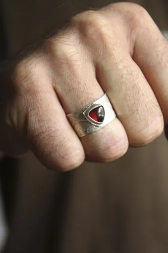 Sherlock Holmes, anillo engranajes neo-victoriano steampunk en plata y granate