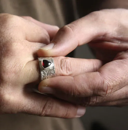 Sherlock Holmes, anillo engranajes neo-victoriano steampunk en plata y granate
