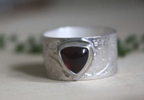 Sherlock Holmes, anillo engranajes neo-victoriano steampunk en plata y granate