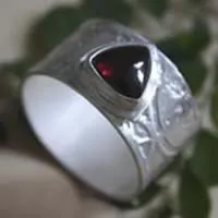 Sherlock Holmes, anillo engranajes neo-victoriano steampunk en plata y granate