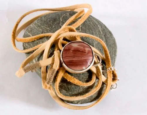 Shina, pulsera arena roja en plata, cuero y jaspe paisaje