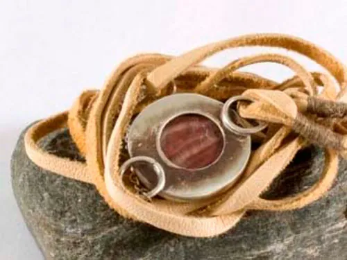 Shina, pulsera arena roja en plata, cuero y jaspe paisaje