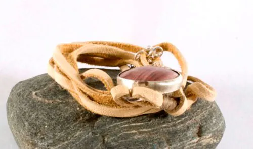 Shina, pulsera arena roja en plata, cuero y jaspe paisaje