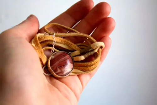 Shina, pulsera arena roja en plata, cuero y jaspe paisaje