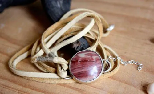 Shina, pulsera arena roja en plata, cuero y jaspe paisaje