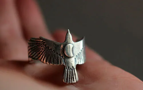 Sigue tu destino, anillo de cuervo y luna creciente en plata
