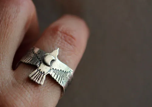 Sigue tu destino, anillo de cuervo y luna creciente en plata