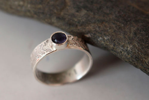 Símbolo, anillo hiedra en plata y iolita
