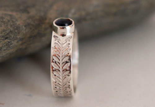 Símbolo, anillo hiedra en plata y iolita