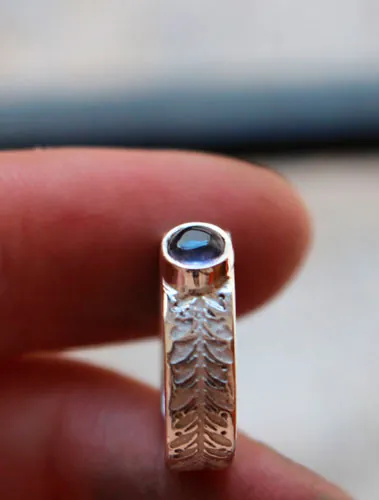 Símbolo, anillo hiedra en plata y iolita