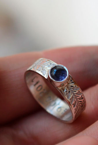 Símbolo, anillo hiedra en plata y iolita