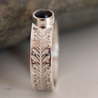 Símbolo, anillo hiedra en plata y iolita