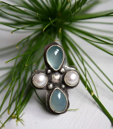 Sirocco, anillo rosa de los vientos tuareg en plata, calcedonia y perla