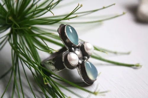 Sirocco, anillo rosa de los vientos tuareg en plata, calcedonia y perla