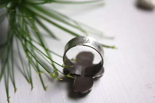 Sirocco, anillo rosa de los vientos tuareg en plata, calcedonia y perla