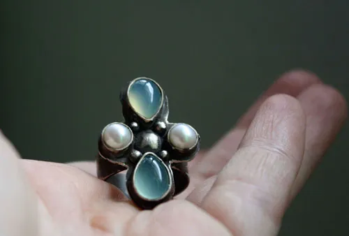 Sirocco, anillo rosa de los vientos tuareg en plata, calcedonia y perla