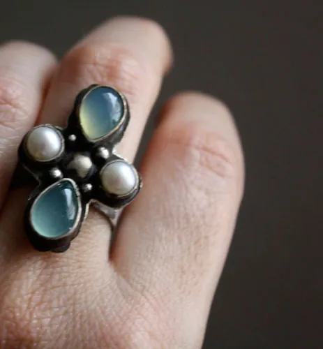 Sirocco, anillo rosa de los vientos tuareg en plata, calcedonia y perla