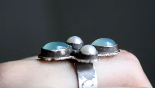 Sirocco, anillo rosa de los vientos tuareg en plata, calcedonia y perla