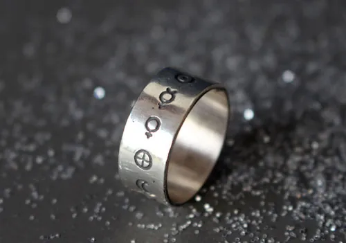 Sistema solar, anillo cósmico de los símbolos de los planetas en plata