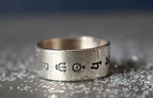 Sistema solar, anillo cósmico de los símbolos de los planetas en plata