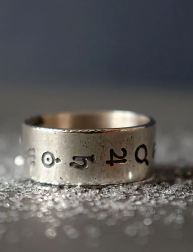 Sistema solar, anillo cósmico de los símbolos de los planetas en plata