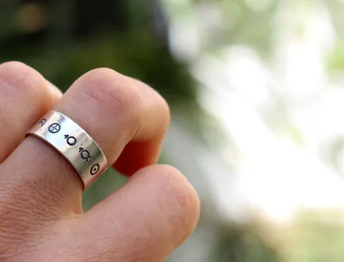Sistema solar, anillo cósmico de los símbolos de los planetas en plata