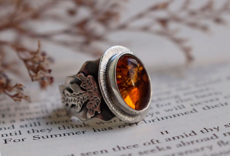 Small gold leaf, warm colored ring in silver and amber