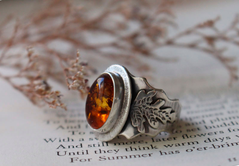Small gold leaf, warm colored ring in silver and amber
