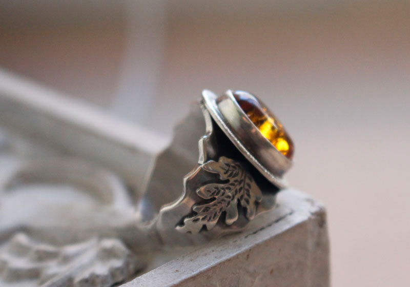 Small gold leaf, warm colored ring in silver and amber