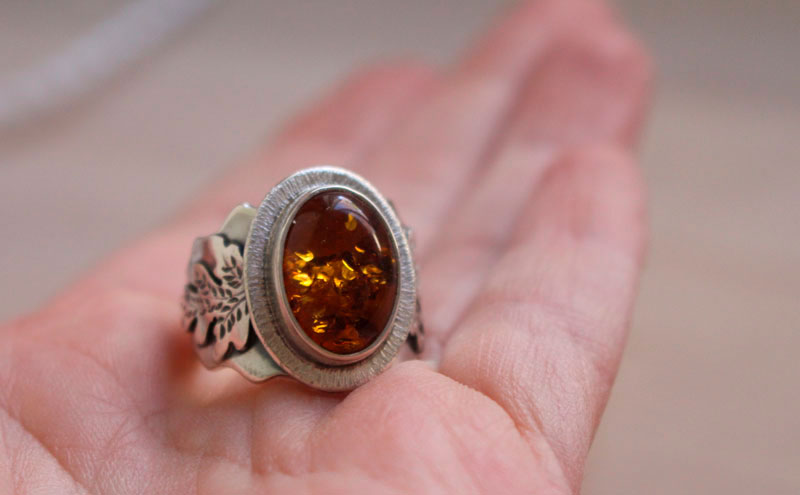 Small gold leaf, warm colored ring in silver and amber