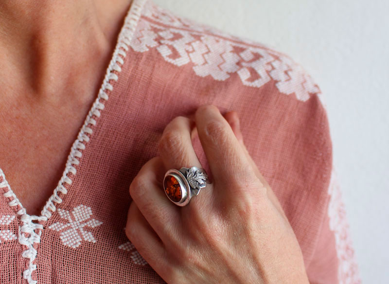 Small gold leaf, warm colored ring in silver and amber