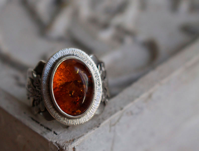 Small gold leaf, warm colored ring in silver and amber