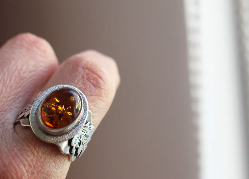 Small gold leaf, warm colored ring in silver and amber