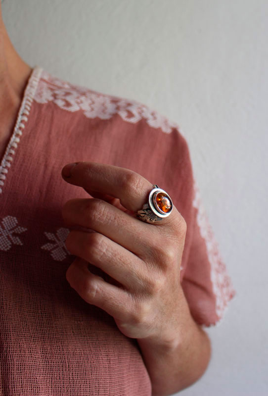 Small gold leaf, warm colored ring in silver and amber