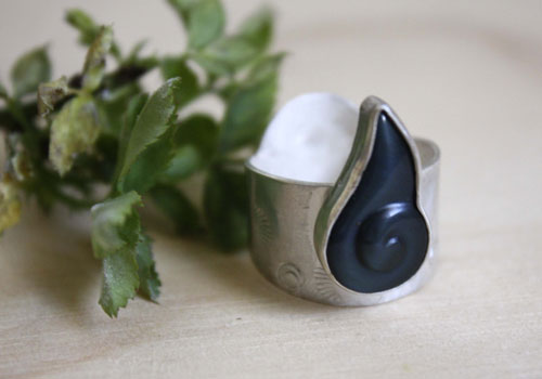 Snigill, infinity snail ring in sterling silver and rainbow obsidian