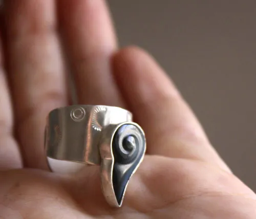 Snigill, anillo caracol infinito en plata y obsidiana arcoíris