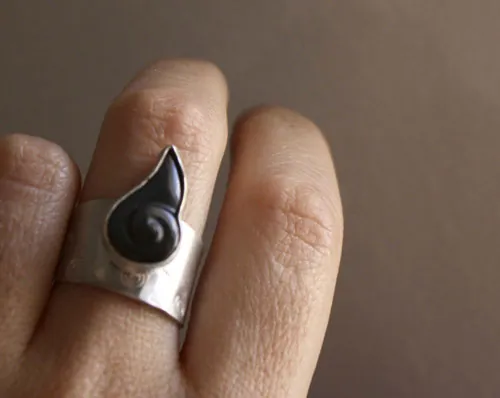 Snigill, anillo caracol infinito en plata y obsidiana arcoíris