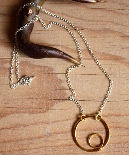 Sol Azteca, collar ciclos y supervivencia en plata y oro