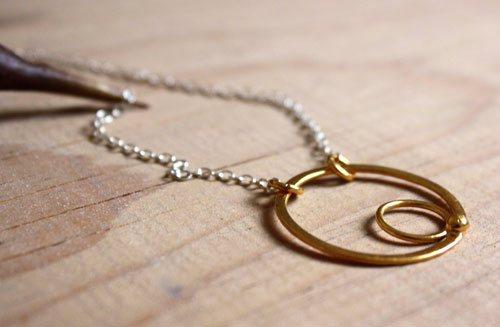 Sol Azteca, collar ciclos y supervivencia en plata y oro