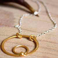 Sol Azteca, collar ciclos y supervivencia en plata y oro